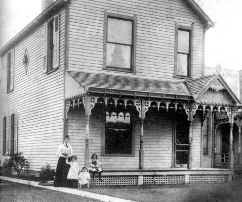 Hattie Sherman Powell with daughters Mabel, Phyllis, and Dawn, 	1901.